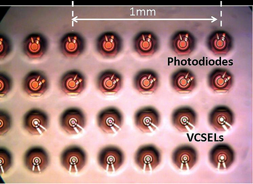 Микрофотография задней части чипа IBM Holey Optochip с лазерами (фотопередатчиками) и фотоприемниками, которые видны в отверстиях подложки