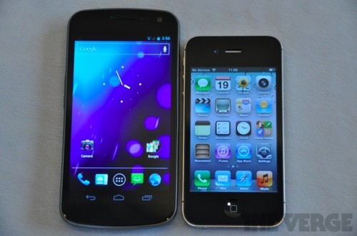 Galaxy Nexus (4,65 дюйма) и iPhone 4S (3,5 дюйма)