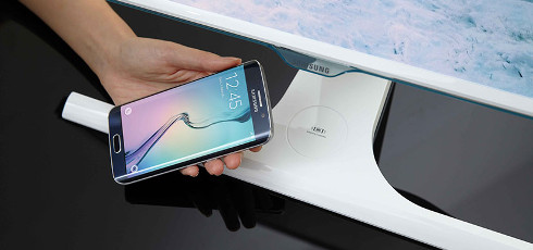 Samsung представила первый в мире монитор с беспроводной зарядкой для мобильных