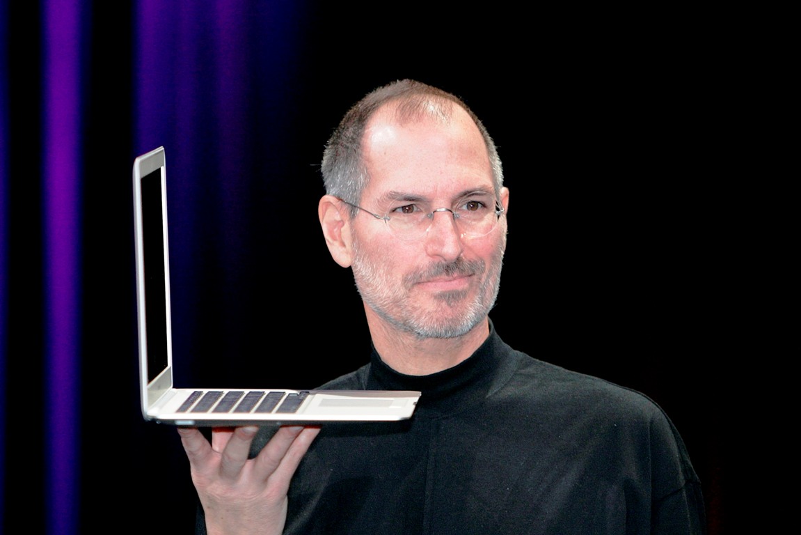 Стив Джобс демонстрирует Apple MacBook Air на выставке Macworld Conference & Expo в 2008 году