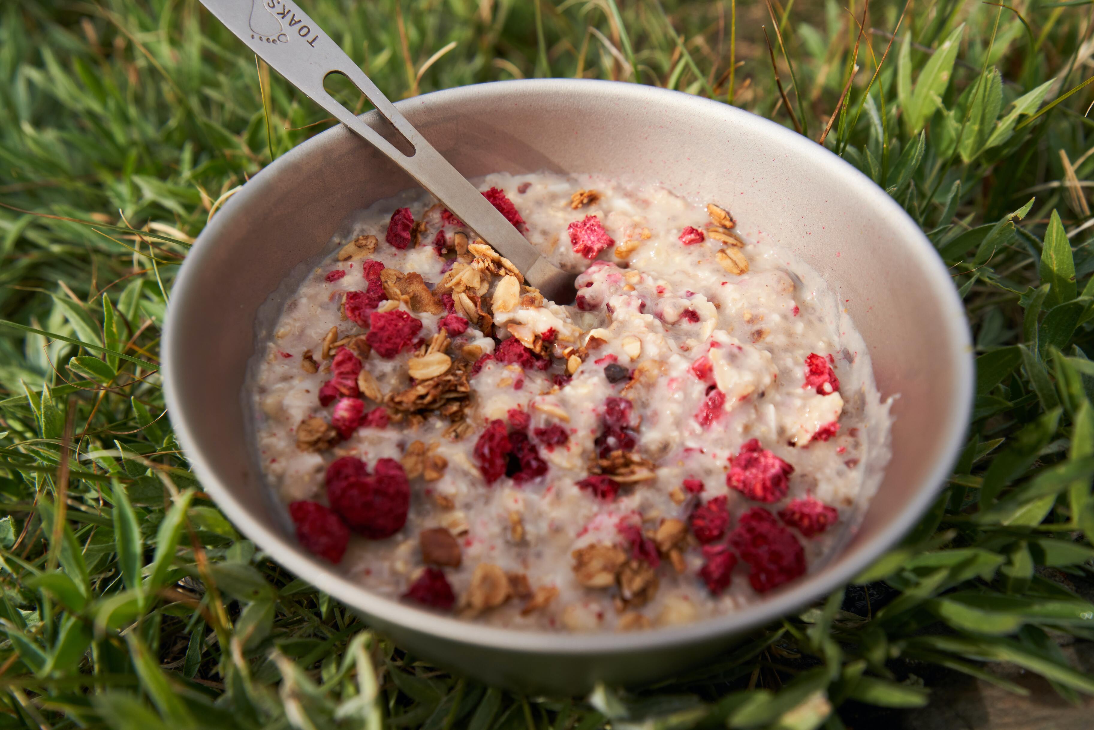 Se puede comer la avena cruda con yogurt