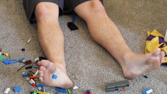 Да он садист! Умелец создал умную пушку, которая бросает кирпичики Lego ровно под вашу ногу