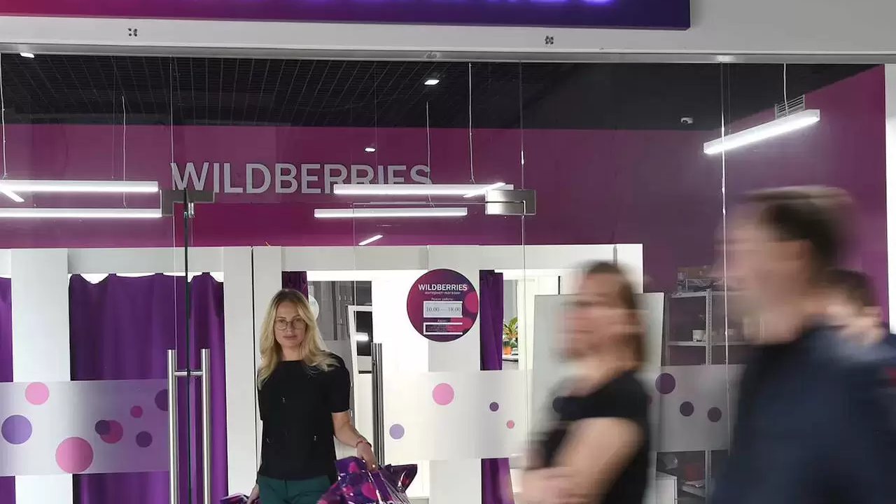 Wildberries сменил. Вайлдберриз. Wildberries фото. Реклама маркетплейса. Ягодки вместо вайлдберриз.