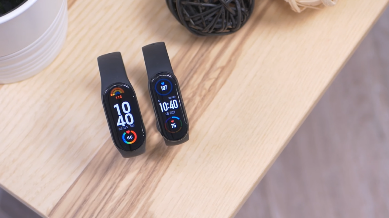 Xiaomi band 7 и 8 сравнение. Ми бэнд 7 против 6. Сяоми ми бэнд 7. Mi Band 4 зеленый дисплей. Ми бэнд 7 и 4 разница.