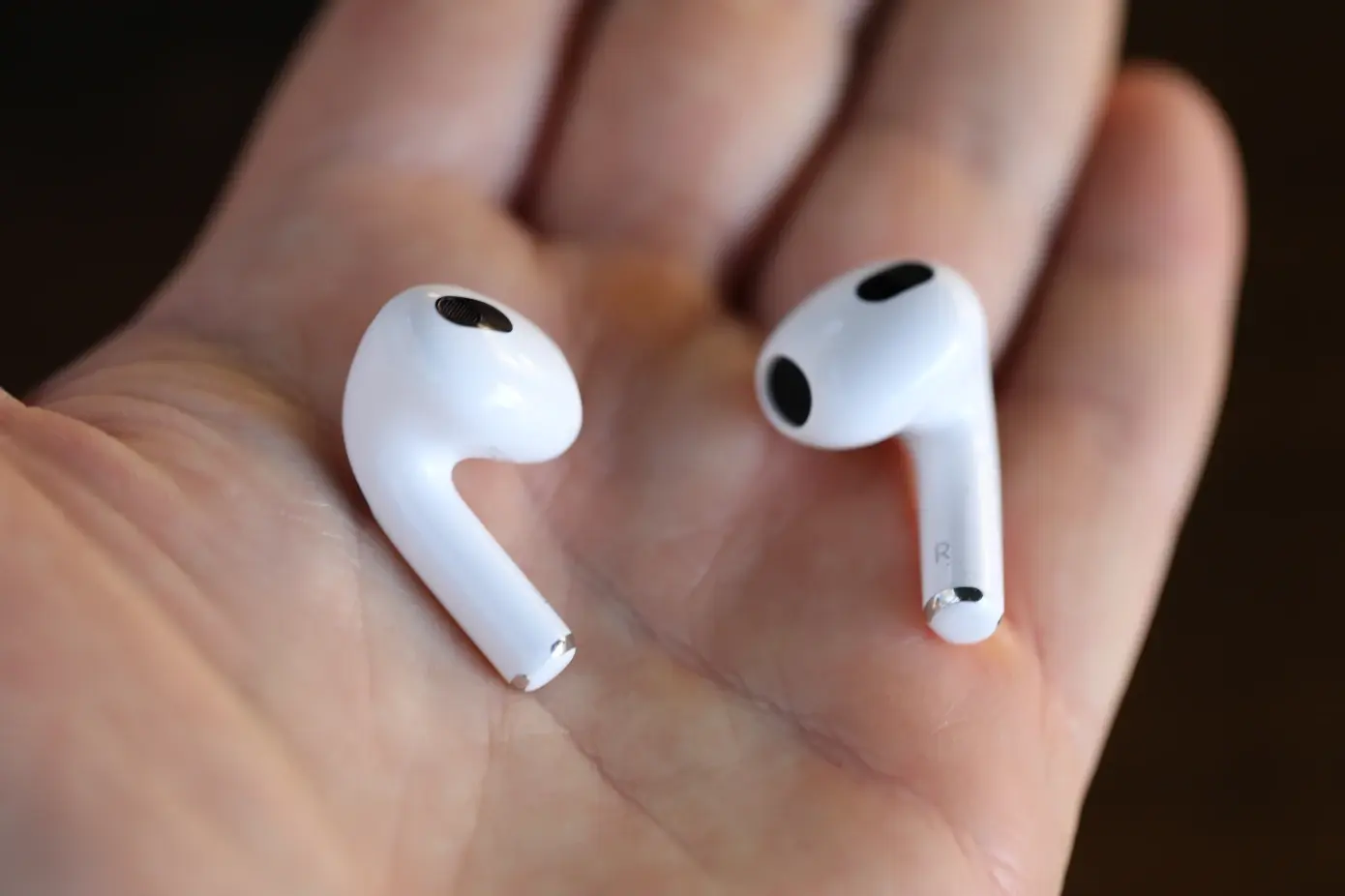 Apple выпустит дешёвую модель наушников AirPods Lite