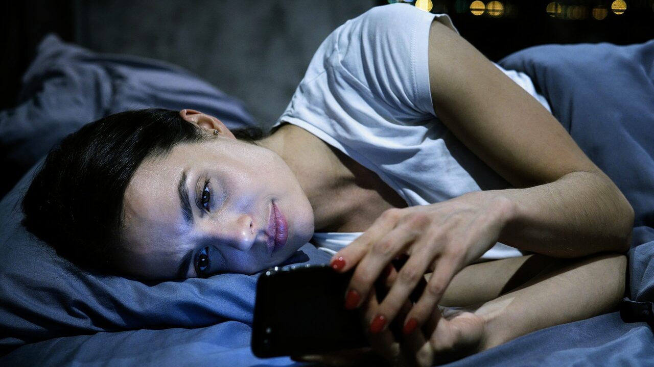 What Happens To Your Body If You Use Your Phone Before Bed Four Consequencesfitness And