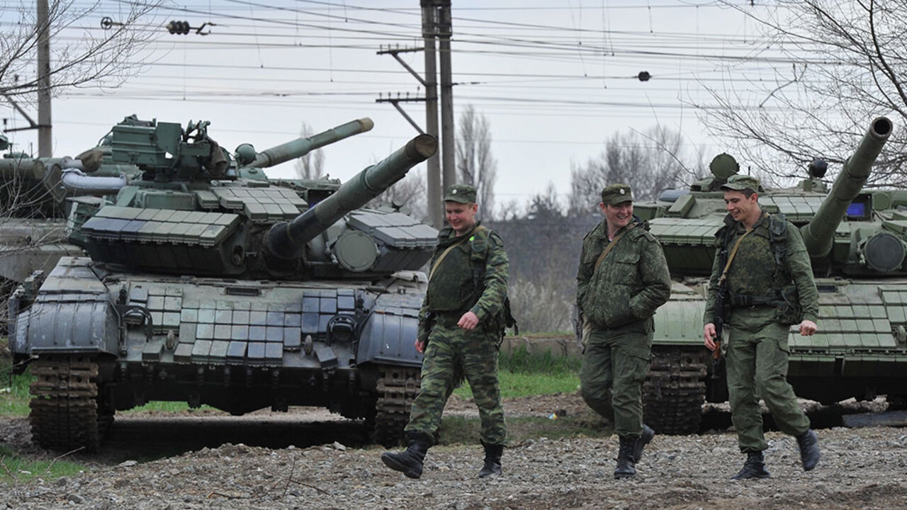 Забирают технику. Украинская техника в Крыму. Военная техника в Крыму 2014. Танки в Крыму. Армия Украины техника в Крыму.