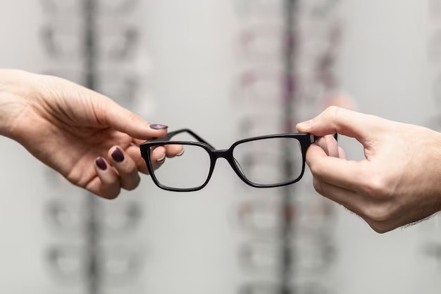 Новое исследование опровергло пользу для глаз очков и линз, блокирующих синий свет