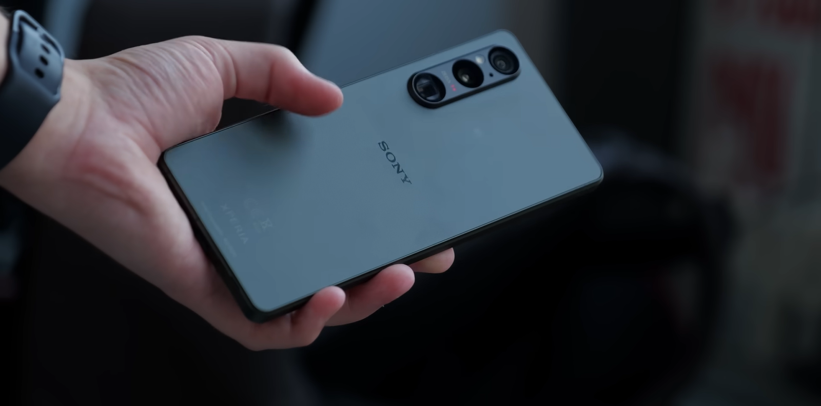 Почему Sony Xperia 1 V не покупают даже при его отличных камерах