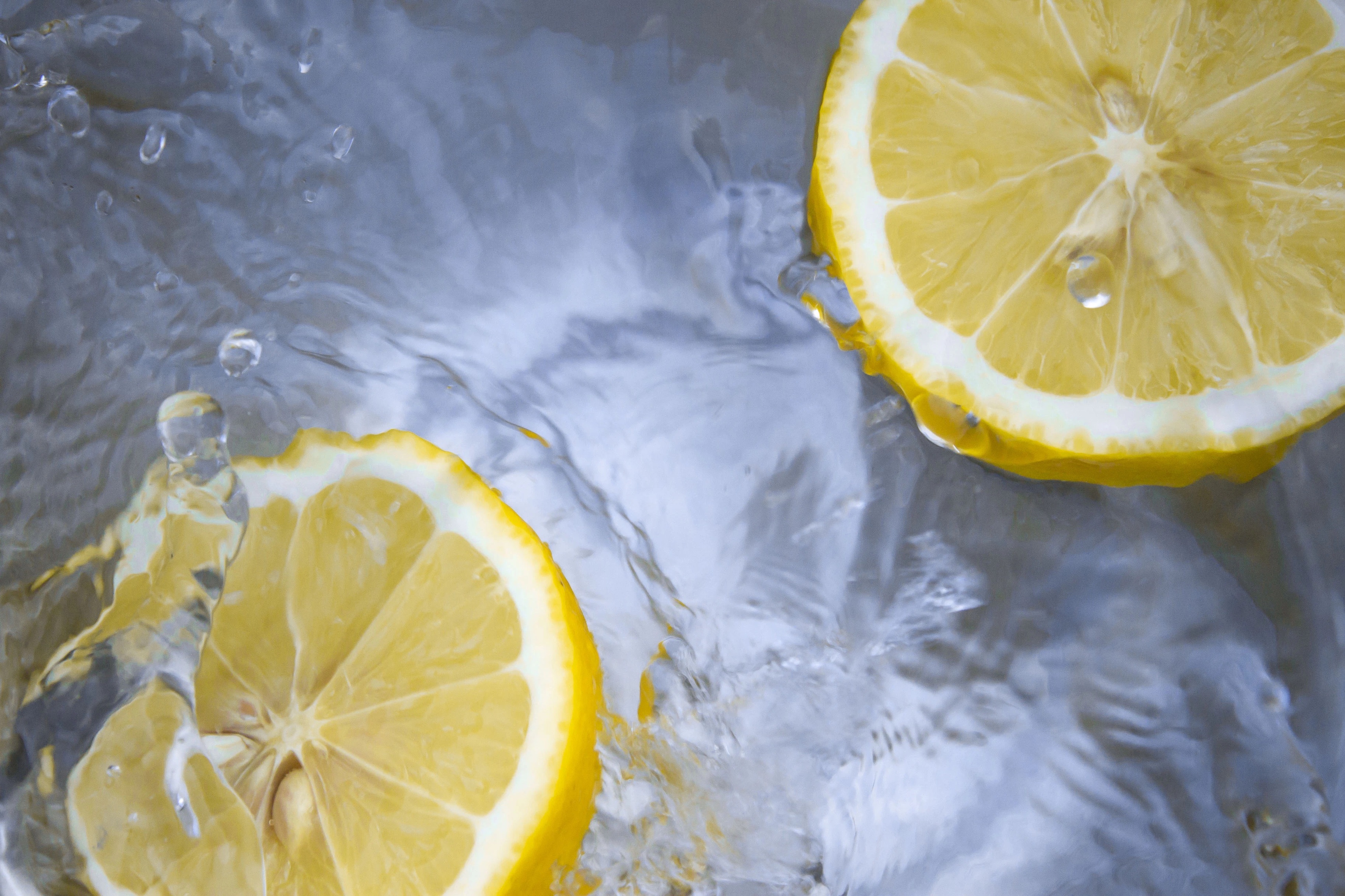 В Роспотребнадзоре рассказали о пользе воды с лимоном натощак