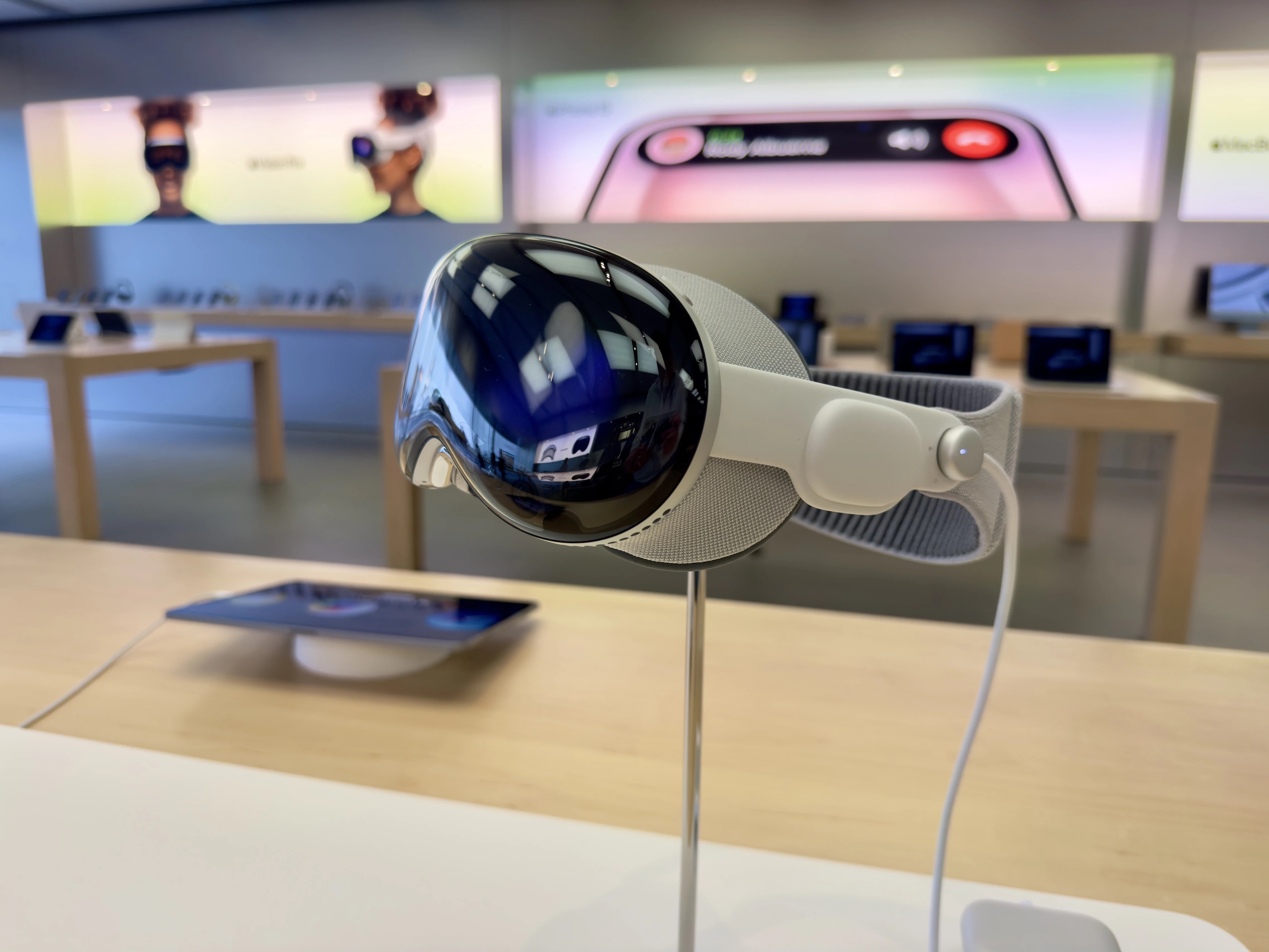 Apple запретила сторонним приложениям использовать камеры в Vision Pro