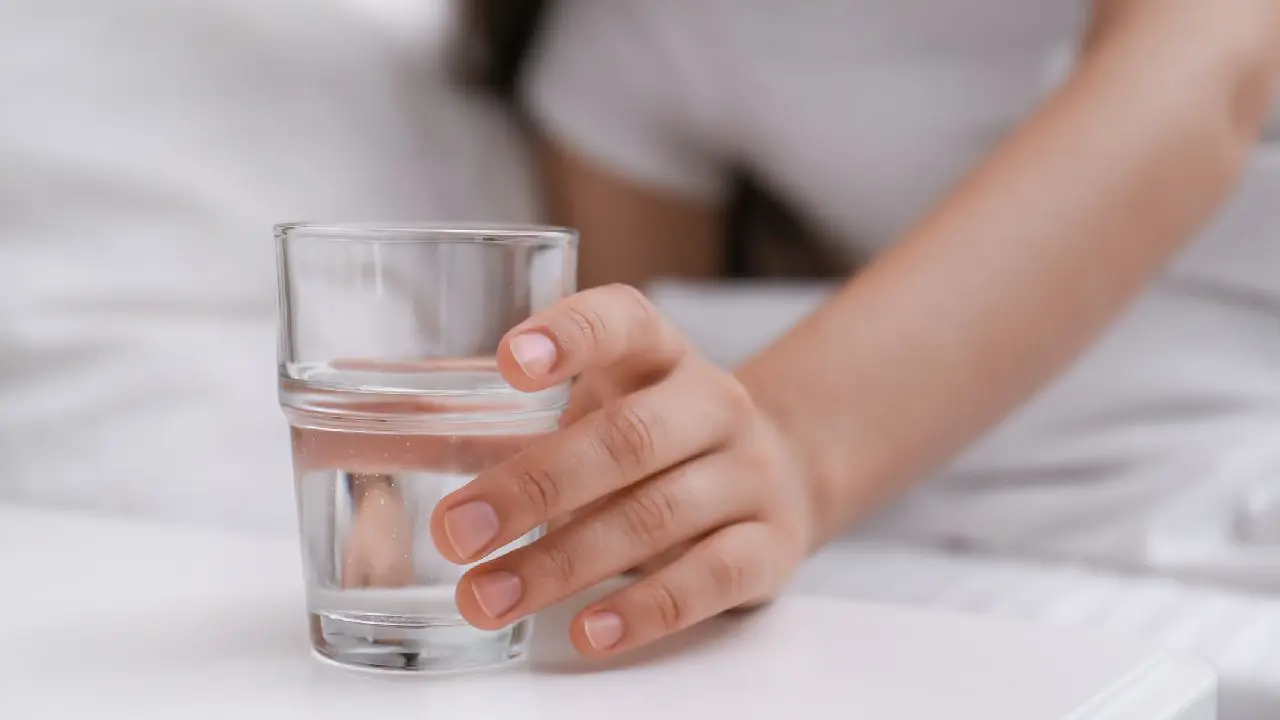 Эксперты объяснили, может ли питьевая вода повлиять на сон
