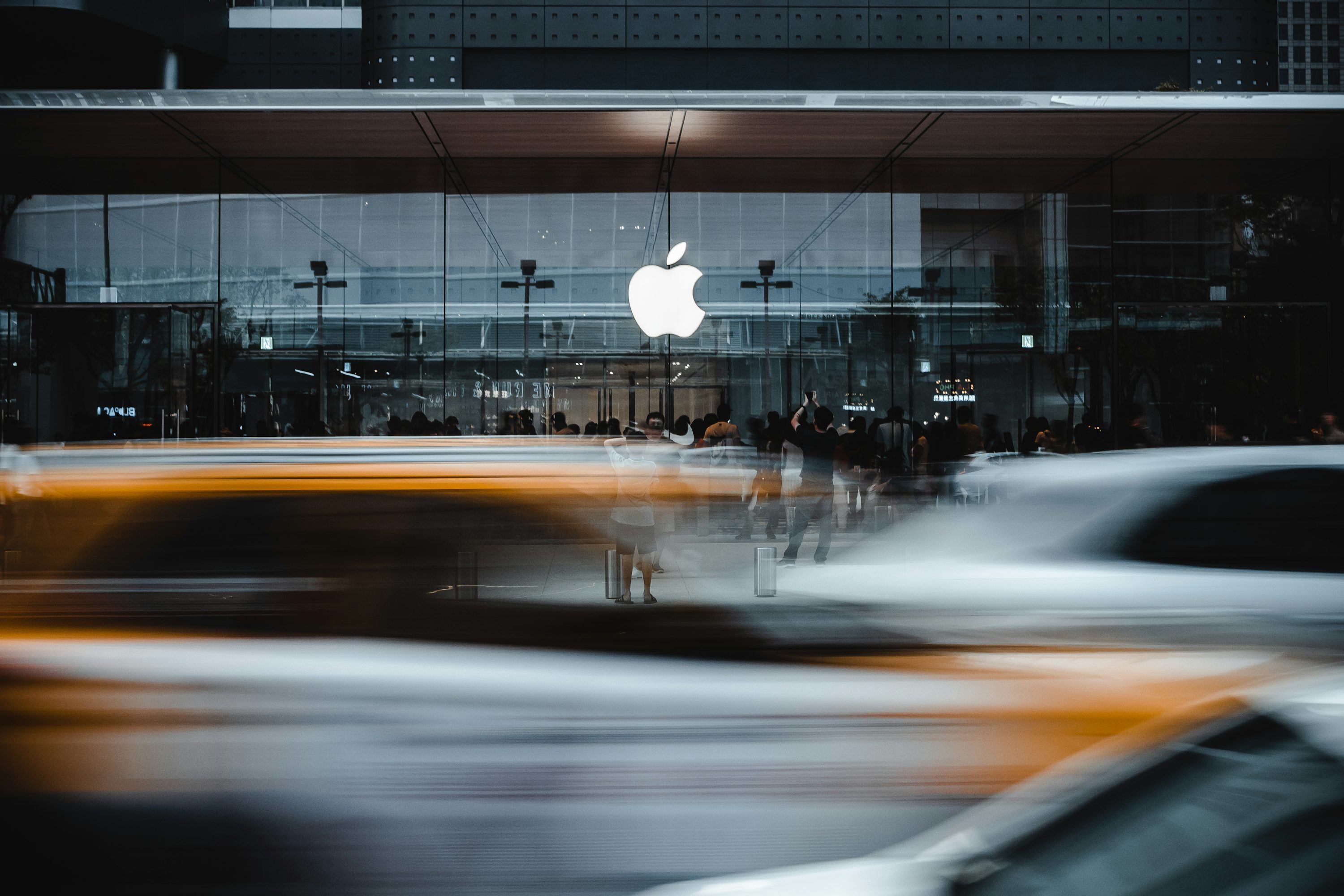 ИИ поспособствовал взрывному росту акций Apple: ожидаются рекордные продажи iPhone