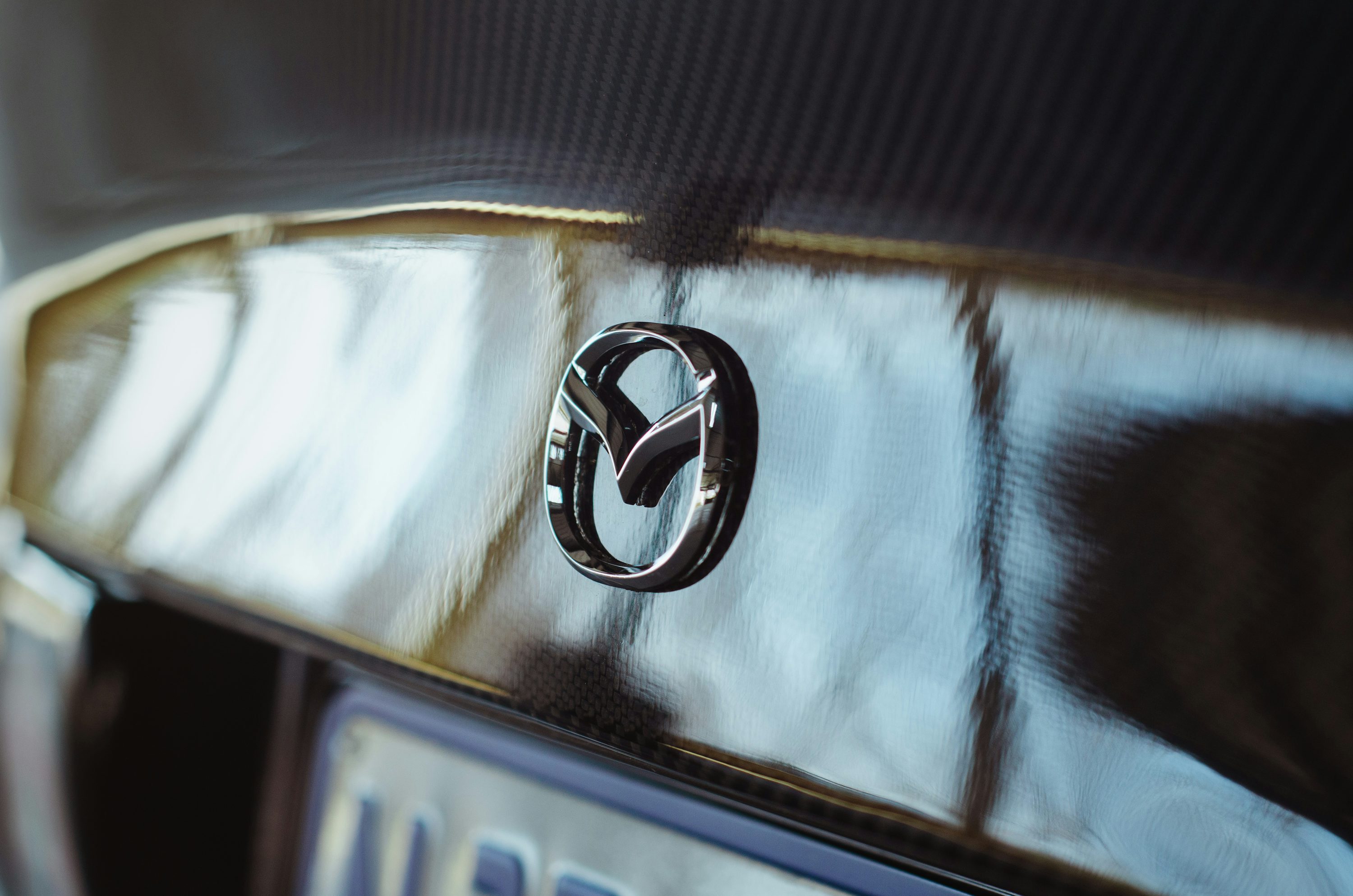Японская автомобильная марка Mazda зарегистрировала новый логотип