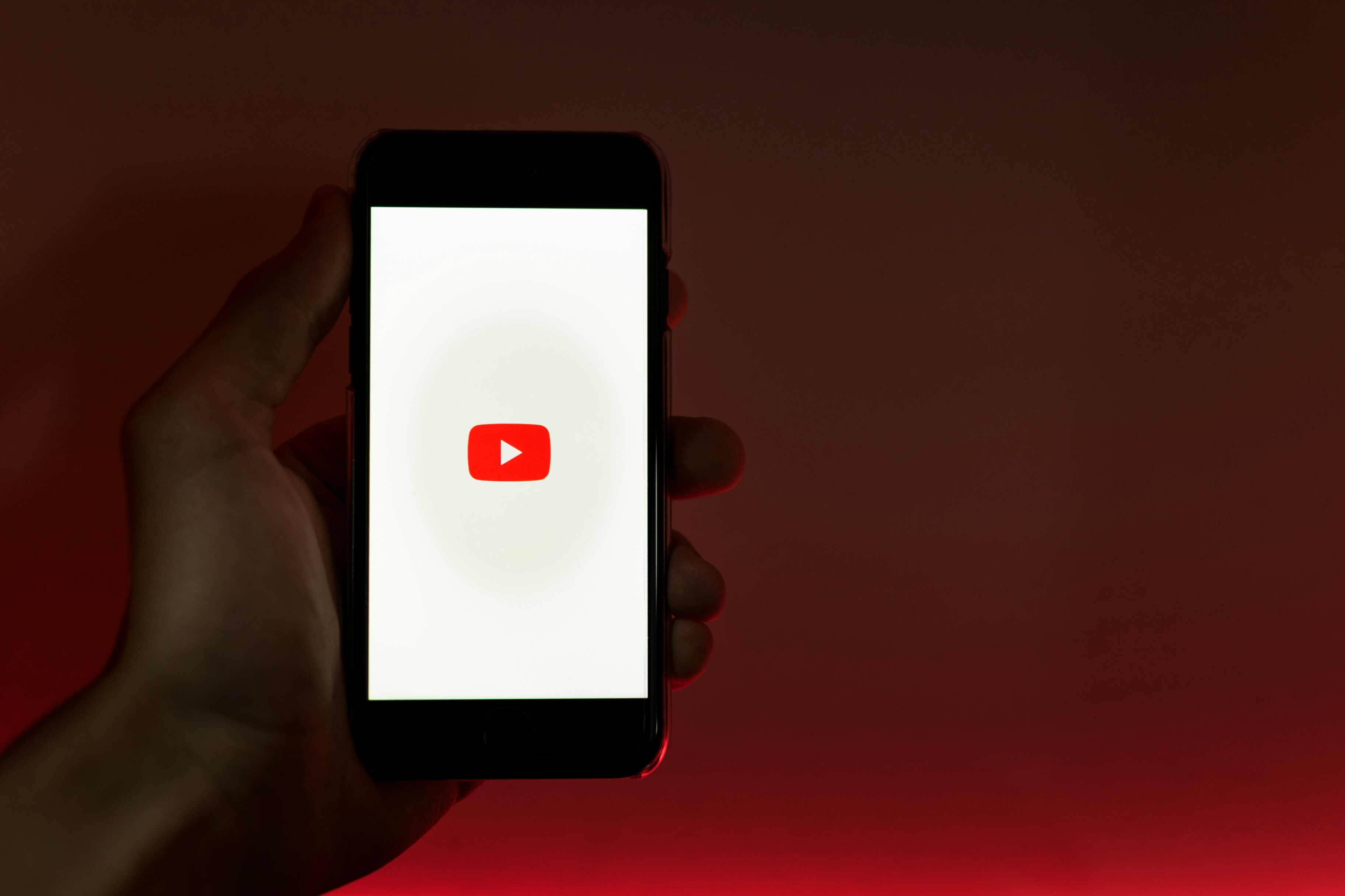 YouTube будет органичнее вклинивать рекламу в середину ролика