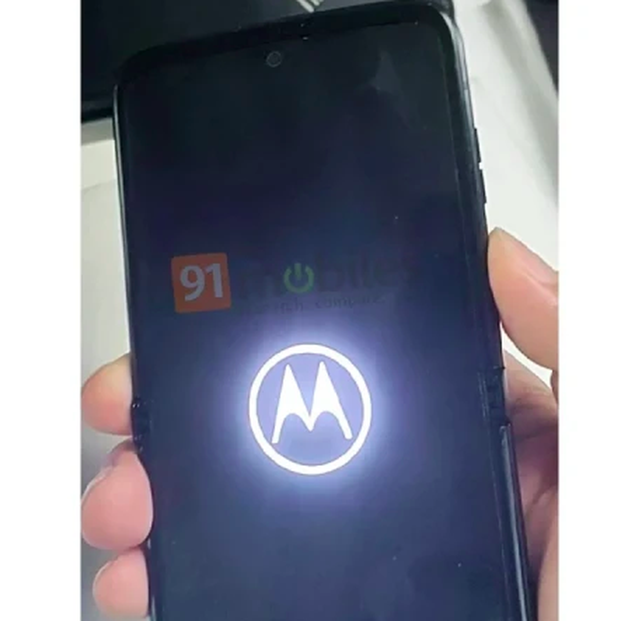 Новая раскладушка Motorola с гибким экраном получит плохую батарею —  Ferra.ru