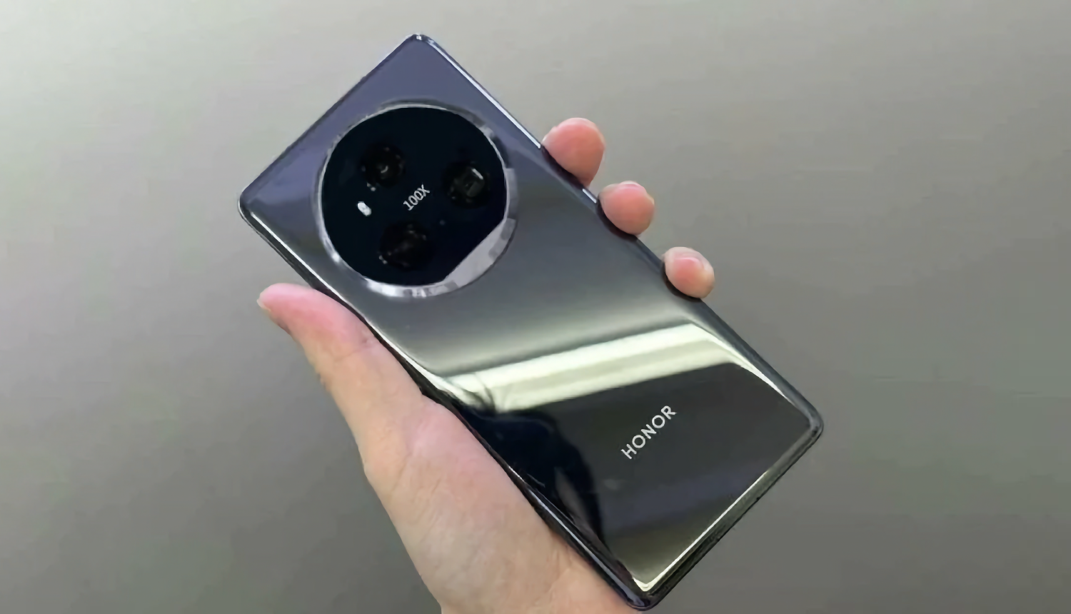 Чистой воды стиль: в сеть слили живое фото флагманского смартфона Honor  Magic 6 Pro с гигантской камерой и 100-кратным зумом — Ferra.ru